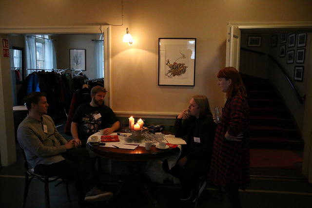 Kongressarrangörer sitter vid receptionen